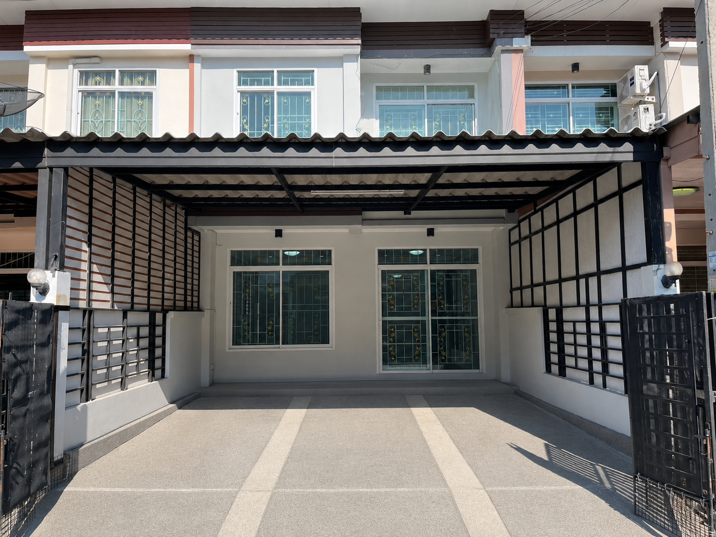 หน้าบ้านทาวน์เฮ้าส์ 2 ชั้น พร้อมพื้นที่จอดรถ